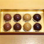 Shifukunoki - 内側は黄金のパッケージ。左からヘーゼル、ミルク、ブロンド、ダークチョコレート