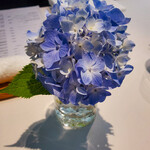 ル　ピニョン - 各テーブルに生花あり