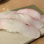 廻鮮寿司 塩釜港 - 先ずはサービスの「塩釜産ひらめ」を…。これが適度な甘さがあって美味しいっ♡