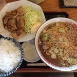 ラーメン とらじ食堂 - 本日の定食：豚バラ生姜焼きとかけラーメン定食 980円税込