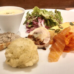 ラガッツァ - スープにサラダに玉子、お肉魚、バランスがよく彩り豊かな前菜