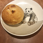 ラガッツァ - じゃがいものフォカッチャ
      今日のお皿はパンダ
      コレクションにしたい