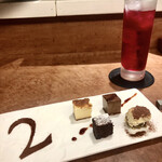 ラガッツァ - ２周年記念ドルチェ４種盛り♬.*ﾟ
      と紫蘇ジュース
      