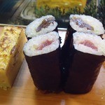 13228218 - ランチ握り締めの巻物と玉。