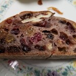 ラトリエ ドゥ プレジール - パン オ フルュイ ルージュ 3.8円/g(税込)の断面