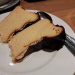 La Viña - 高温短時間で焼くチーズケーキは表面が真っ黒、ビターに仕上げたカラメルのような苦味がワインにも合う！