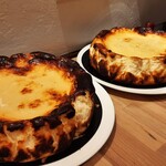 La Viña - この大胆な焦げ目こそ元祖バスクチーズケーキ！ホールで焼いてそのまま常温で冷まし熟成させると食べ頃に