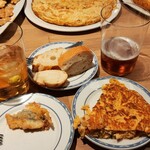 La Viña - 程よい塩気のじゃが芋と干し鱈のトルティージャ2.4ユーロ、ミニサイズのいわしのフライ2尾2ユーロ、小さめビールZURITO（スリート）1.4ユーロ、MOSTO（モスト）1.5ユーロ