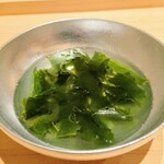 すし うえだ - 鯛出汁にワカメ