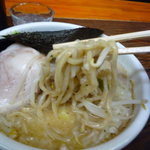 ちょもらん麺 - 極太麺は上に乗っているやさいをかなり食べねばお目にかかれない