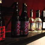 Wagyuu Yakiniku Tabehoudai Nikuyano Daidokoro - カウンターの上にはお酒がずらりと並び、梅酒や本格焼酎も豊富にご用意。飲みメインでも気軽に使えるお店です。
