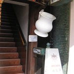 煉瓦屋 - お店は階段を上がった２階。入り口はけっこう目立ってるのですぐ見つかります。