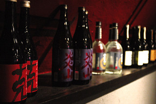Wagyuu Yakiniku Tabehoudai Nikuyano Daidokoro - カウンターの上にはお酒がずらりと並び、梅酒や本格焼酎も豊富にご用意。飲みメインでも気軽に使えるお店です。