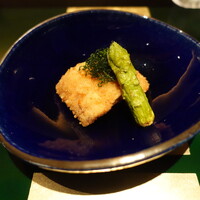 野嵯和 - 太刀魚のおかき揚げ、青じその素揚げ、アスパラ、細角砕いたおかきのサクサクな感と太刀魚のふわふわ感が良いコントラスト