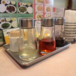 香港居酒屋 華翠苑 - 卓上にある調味料