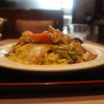 香港居酒屋 華翠苑 - 五目焼きそば　サイドから