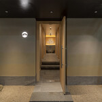 黒毛和牛焼肉きっしゃん北新地永楽町 松 - 扉を開けると松のシンボルが飛び込んできます