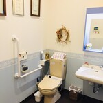 レストラン アオヤマ - お手洗い２　車椅子、ベビーカーそのまま入れます。オムツ交換台あり