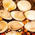 The clams are steaming hot over charcoal and the soup stock is delicious! 5 grilled clams from Kuwana, Mie Prefecture