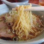 ラーメン工房しのぎ屋 - 中細の縮れ麺