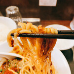 らぁ麺やまぐち 辣式 - 麻婆まぜそば　麺リフト