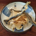 鮎茶屋 巴 - 皮、骨の素揚げ