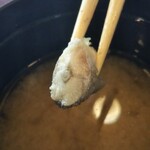 鮎茶屋 巴 - 味噌汁の具にも鮎の身が入っています！