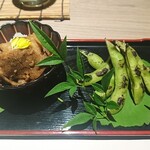 神戸牛と蟹料理 眞 - 牛時雨煮&焼き枝豆。