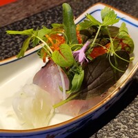 星のや 京都 ダイニング - 変わりお造り：伊佐木、新玉ねぎ、唐辛子で漬けたトマト・・・