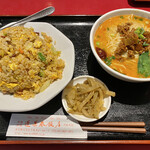 蓬莱春飯店 - 四川辛い旨い炒飯・半坦々麺セット