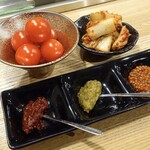 肉山 - キムチ・ミニトマト
      辛味噌・柚子胡椒・粒マスタード