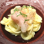 KAZAN - 甘海老と白桃の冷製パスタ。海老の甘さと桃の甘みさがベストマッチ。KAZANの夏のおすすめ定番とのこと。