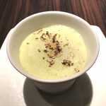 KAZAN - ぼたん海老のロワイヤル仕立てトリュフ添え。トリュフのかかった泡の下はぼたん海老ととびこの入った洋風茶碗蒸し。