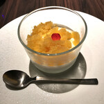 KAZAN - ココナツデュプレのパッションフルーツソルベ添え。