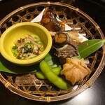 Yamatoya - 焼き鱧との和え物、薫製した鮎、鱧と鮎の骨煎餅、サザエ、鬼灯、枝豆