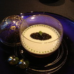 ガストロノミー ジョエル・ロブション - キャビア雲丹と共に甲殻類のコンソメゼリーなめらかなカリフラワーのクレーム