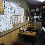 ひばり食堂 - この店内の雰囲気に、平成の時代だとは思えないアナログな世界。