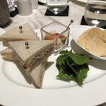 ブルガリ イル・カフェ - ツナと玉子、ピクルス、オリーブの全粒粉サンドイッチ