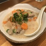 酒楽 かちわり - ●かちわり看板メニュー　酒粕仕立てもつ煮（580円）