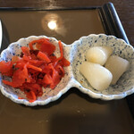 御食事処 ごんぎつね - 真っ赤な福神漬けにラッキョウ。