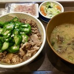 すき家 - 「かつぶしオクラ牛丼（並）しじみ汁おしんこセット」700円也。税込。