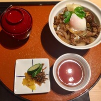 すき焼 藤尾 - すき焼丼（¥1,800）
                    本日は宮崎牛、淡路島の新玉ねぎ、九条ネギを使用