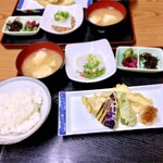 十八番 - 穴子の天ぷら、イカ納豆定食。¥880。