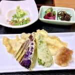 十八番 - 穴子の天ぷら、イカ納豆定食。¥880。