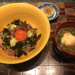 Ryu Gin - 鯛丼５５００円。お味噌汁は、鯛の真薯入りです。粗く刻んだ鯛の真薯は、旨味たっぷりで、とーっても美味しかったです（╹◡╹）（╹◡╹）。お漬物まで、手抜かりなく、大満足です。