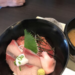 わらべ菜魚洞 - マグロとハマチの二色丼