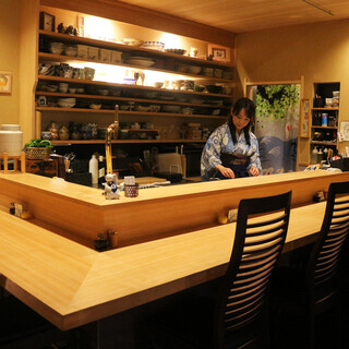 マルチな才能を持つ女将と会話を愉しめる癒しと寛ぎのカウンター
