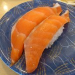 回転寿し トリトン - 【2012年05月】サーモン＠136円。