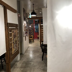 Torattoria Ra Fontana - 店内細い通路を奥へ。