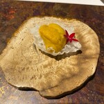 ラ・ヴァガボンド - 米粉のチップスの上にのる北海道産羽立水産の生うに